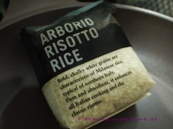 step1: 準備:雞脾去皮去骨, 用少鹽少白胡楜及生粉醃至少30分鐘,