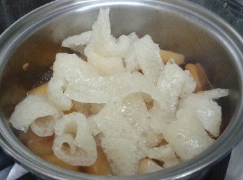 step3: 加豬皮用小火煮十分鐘