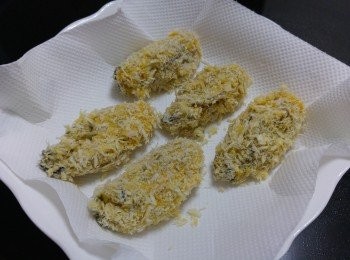 step5: -分隔放在廚紙上, 放進雪櫃冷藏半小時定形