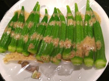 step6: 淋上芝麻醬或自己喜歡的醬汁即可。