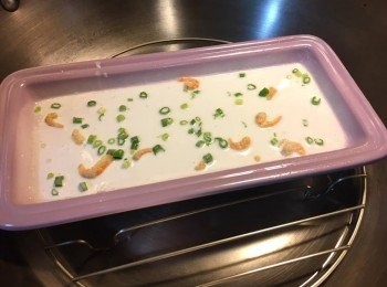 step4: 在長方碟或盆上掃上油，薄薄地倒入粉漿，再平均地加少許蝦米、蔥粒上面