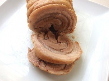 step5: 取出豚肉放涼後，依所喜好的厚度做切片。