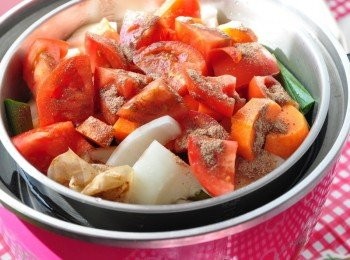 step2: 再將番茄塊、紅蘿蔔塊、洋蔥塊、大蒜段、蔥段、辣椒段、薑片...等<span class="group_2">滷料</span>裝入電鍋內鍋中