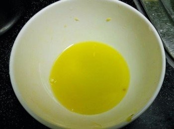 step2: 薑去皮，用刨刨成薑蓉，薑蓉放於隔袋中，揸出薑汁。