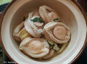step4: 煲仔上枱，把腐乳汁淋上鮑魚，刀叉享用。
腐乳汁充滿薑葱味。太正了！