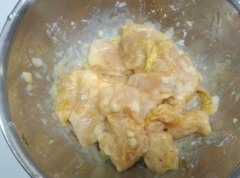 step2: 雞肉沾上仔細混合好的<span class="group_3">炸粉</span>★後就可放入油鍋