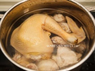 step3: 再來將雞肉重新的放入鍋中加入水，並開大火煮滾後，轉成小火再煮45分鐘。