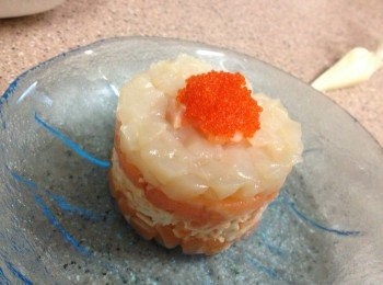 step3: 在上面放上小許蟹子,脫模， 隨意加點裝飾便完成。