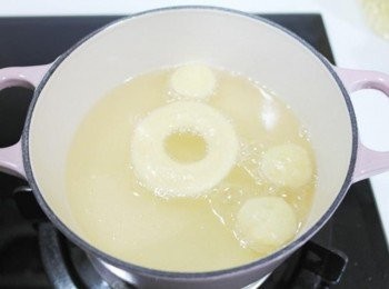 step4: 鍋中倒入適量的炸油~加熱至160度後放入面皮下去炸^^