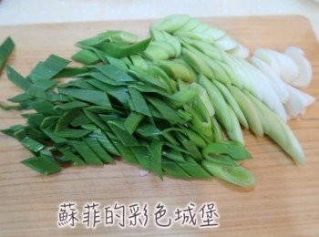 step2: 蒜苗洗淨，斜切成小段。