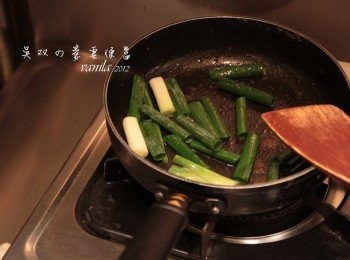 step3: 把牛肉撈起，炒蔥段
