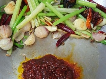 step6: 先爆香料頭，然後落配料略炒
放入混好的醬再爆香