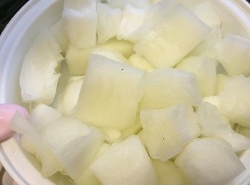 step10: 將大件冬瓜切粒，將整個冬瓜盅加入大滾水中隔水蒸20分鐘至熟備用
