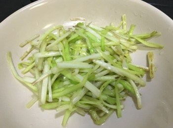 step3: 燒熱油鑊, 中大火先爆香韮王至軟身先上碟