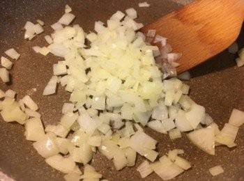 step3: 倒少許油落鑊，加入洋蔥炒香至軟身, 再加入牛油炒勻後撈起