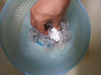 step1: 急凍蝦仁解凍後,用少許生粉擦洗,用水沖洗乾淨