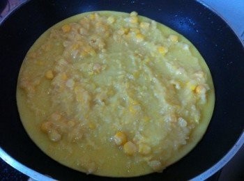 step5: 中小火煎至表面起泡，加入適量的玉米糊。