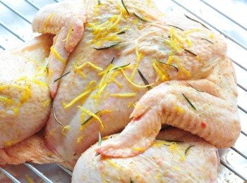 step4: 在焗盤上放上錫紙，並放上焗架，將雞攤平後放在焗架上並放入焗爐。

用200度焗1.5小時便完成。