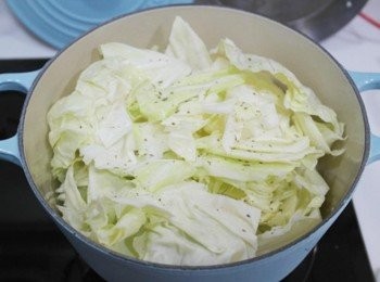 step1: 在鍋中加入6大匙的水~~ 先將切成塊狀的高麗菜放入鍋內~~撒上少許的鹽.百里香!! 蓋上鍋蓋開中小火悶煮約8-10分鐘!!! (我喜歡口感較軟爛的高麗菜喔!!)