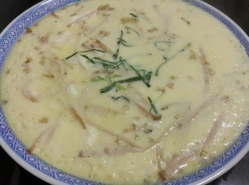 step5: 桂花豆腐蒸水蛋

材料：

桂花 （用少少熱水浸泡）1茶匙
蛋 2 隻
盒裝豆腐 1 盒
雞粉 1茶匙
胡椒粉 少許
麻油 少許
肉絲 少許（煲過湯的瘦肉）

做法：

將豆腐切散連同肉絲放入碟內，將雞蛋打好再加入 1 比 1’1/2 溫水，桂花連水，雞粉，胡椒粉，麻油攪混倒入碟內，用筷子輕輕攪動，讓蛋汁混和豆腐，用保鮮紙封好，大火蒸 12 分鐘後，不要開蓋焗多 3 分鐘取出，完成 ！