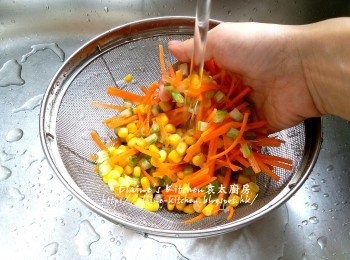 step2: 甘旬條 , 西芹粒及粟米粒用水沖一沖洗乾淨 , 瀝乾水份