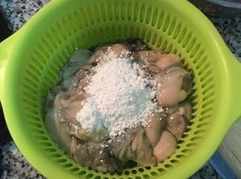 step4: 煮滾半鍋水，先將洗淨的蚵仔用地瓜粉略抓一下。