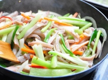 step4: 將調味均勻拌勻翻炒，再灑上少許鹽巴