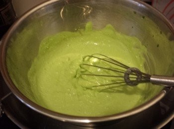 step4: 4)加入已混合的低筋粉15g及粟粉10g，拌勻