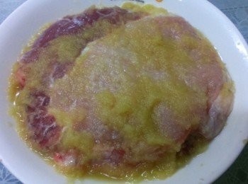 step2: 蘋果磨成泥~均勻的抺在肉片上~放置一晚~