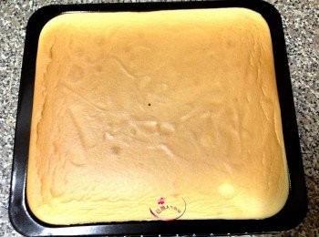 step6: 蛋糕出爐重敲一下〜拿刀子沿烤盤的四周劃開