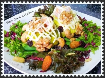 step4: 取出南瓜沙律蓉放在四季豆上…… 虾仁放頂…… 擠蛋黃醬…… 沙律菜旁澆橄欖油、黑醋…… 另外加入什果仁、果乾令口感、觀感層次提昇！！！