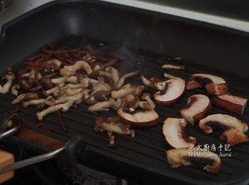 step8: 在坑紋鑊上，把少許大啡菇、本菇和茶樹菇烤香。