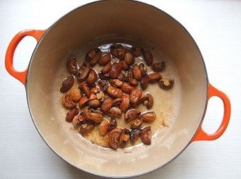 step5: 將焦糖化的蘑菇先取出。