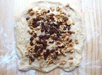 step6: 依照揉麵糰程序繼續搓揉甩打到撐得起薄膜的麵糰,再將葡萄乾及核桃均勻揉至麵糰中。