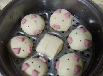 step9: 擺入蒸鍋，水開後蒸18分鐘，靜置2分鐘取出。