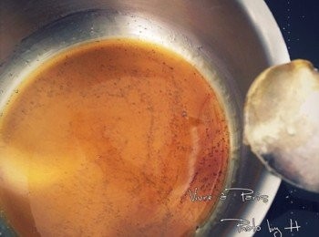 step1: 1- 將糖放置於鍋中，以小火溶化至琥珀色即可熄火。