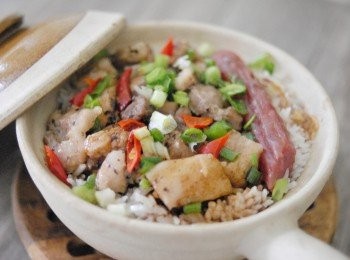 step5: 也可自製煲仔飯豉油： 水- 3大匙， 糖-1湯匙，老抽-3湯匙，生抽 -2湯匙。 用小火將所有材料煮沸即成！