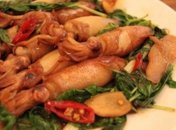 step1: 先把小卷洗淨，倒入黑麻油把薑片和蒜頭爆香，等香氣出來時再依序放入小卷、辣椒、加入少許米酒和魚露醬油，轉中大火把小卷先炒一下，再放入青蔥和九層塔，香噴噴極美味的三杯小卷即可呈盤上桌享用女人上好的食療佳品！！！【澎湖野生水產的產品皆通過政府檢驗及SGS認證，讓大家吃得更安心， 更是五星級飯店主廚指定<span class="group_1">食材</span>，讓大家有實惠價格輕鬆吃到頂級<span class="group_1">食材</span>。 】