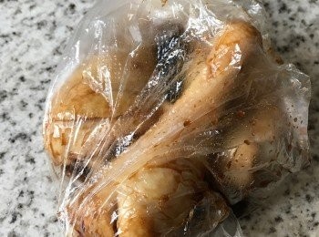 step3: 把調味汁和雞脾放入一個食物袋, 放入冰箱60分鐘。