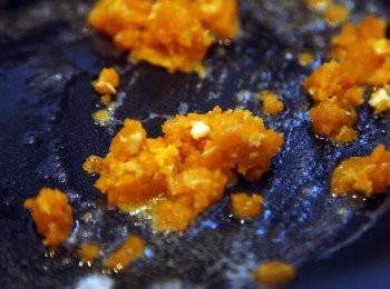 step5: 用牛油起鑊, 放入鹹蛋黃略炒王起泡