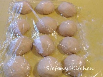 step6: 把每一份滾圓，醒麵用保鮮紙蓋著以防乾生，靜待10分鐘