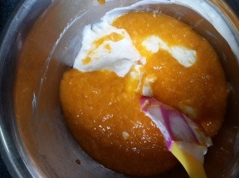 step10: 將芒果蓉倒入溶化的芝士中混合均勻