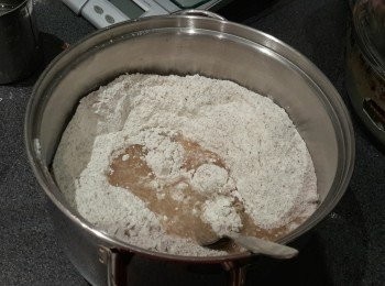 step2: 將水及油拌勻，慢慢加入麵粉內拌勻（可能不需用所有的水）成麵糰便可