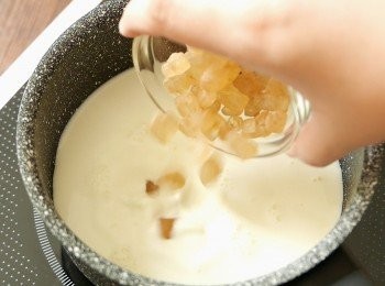 step2: 把黃冰糖加入牛奶，以小火加熱 一邊攪拌至冰糖完全溶化。