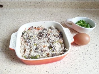 step10: 放入鑊中用中火蒸45分鐘 , 取出灑上炒香的白芝麻 , 待涼後放入雪櫃靜待一晚至硬身