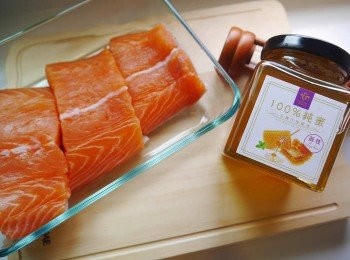 step1: *鮭魚切片後，灑上鹽巴，黑胡椒粒。