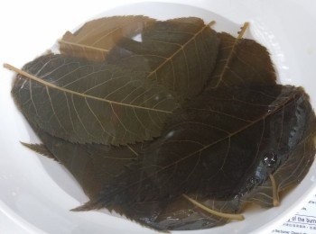 step1: 櫻花葉用水沖淨，浸泡櫻花葉約30分鐘去除鹽分。吸乾水份備用。