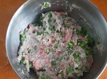 step3: 將鯪魚肉免治豬肉拌勻。