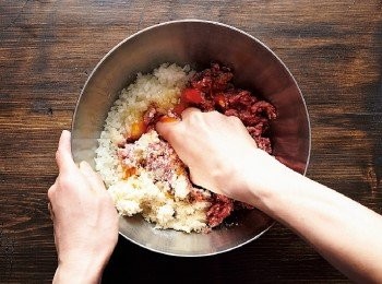 step2: 1.製作肉餅。在稍大的缽盆中放入絞肉、洋蔥和A充分揉捏混合。
