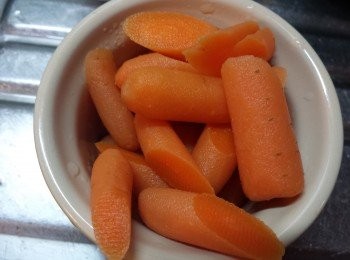 step1: 先燒滾一鍋滾水，將蘿蔔烚至半熟，盛起備用。